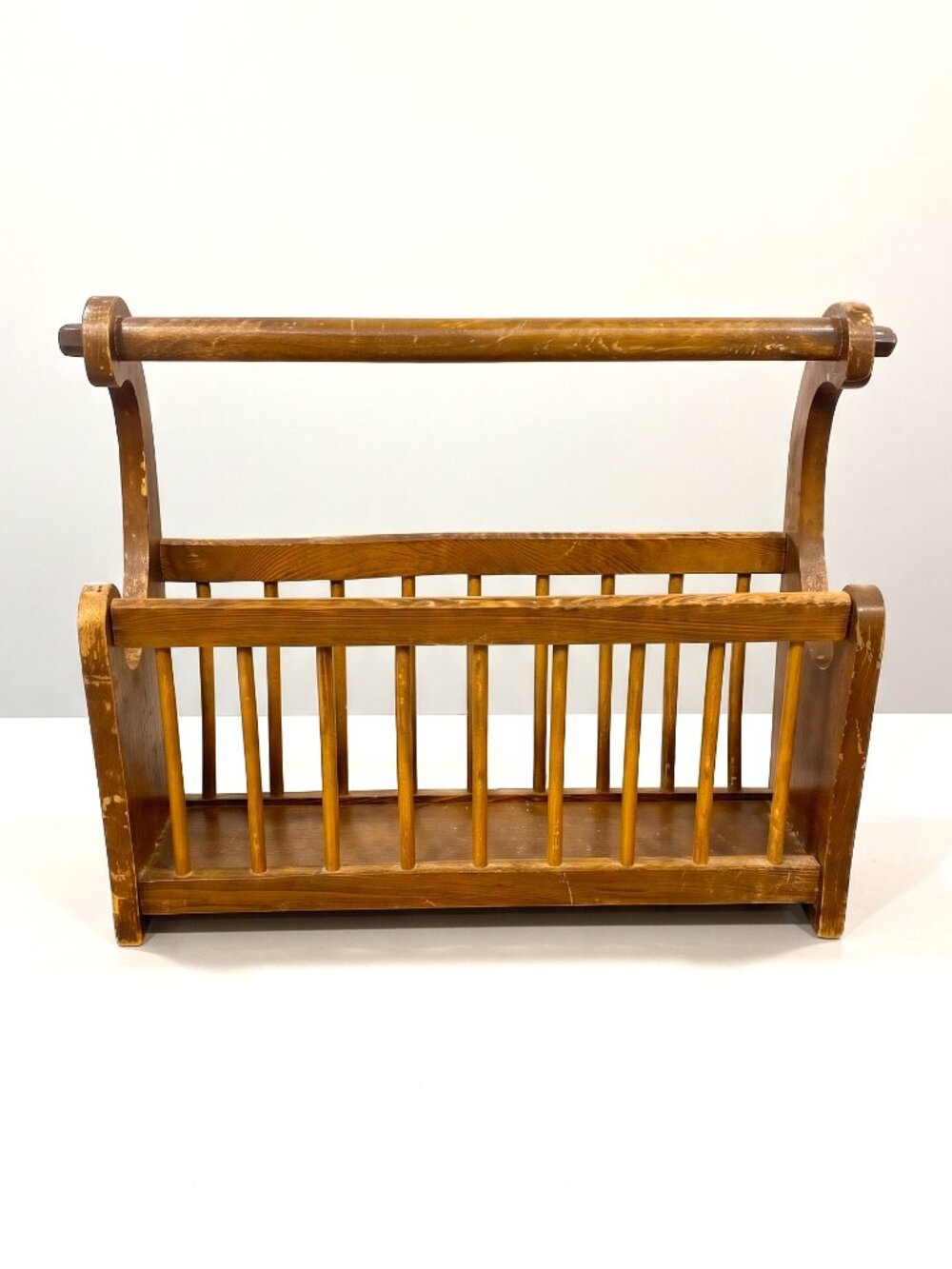 Vintage Mid Century Wood Canterbury Magazine Newspaper Rack Spindle Carry Handle